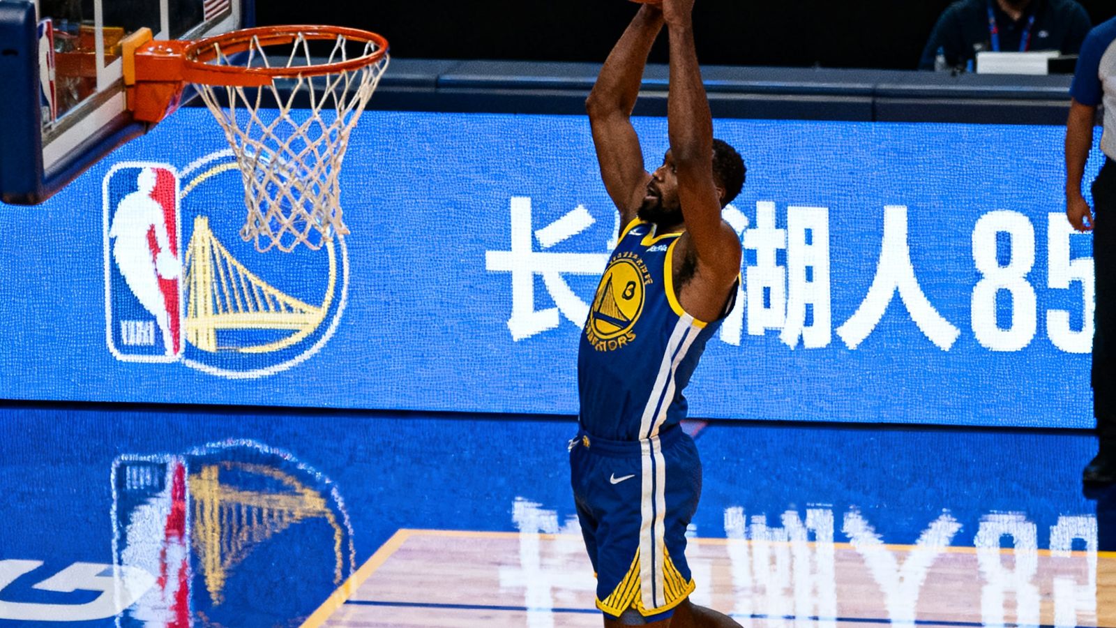 柠檬直播NBA篮球赛事直播界面，球员飞身扣篮瞬间定格，电子记分牌显示第三节比分，木地板反光清晰可见